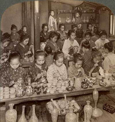 Chicas de fábrica decorando cerámica barata para los mercados extranjeros, Kioto, Japón, 1904 de Underwood and Underwood