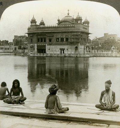Fakires en Amritsar, mirando al sur hacia el Templo Dorado, India, c. 1900s de Underwood and Underwood