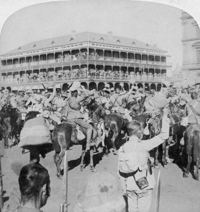 El mariscal de campo Lord Roberts y su personal vitoreando a la Reina, Pretoria, Sudáfrica, 5 de junio de 1900 de Underwood and Underwood