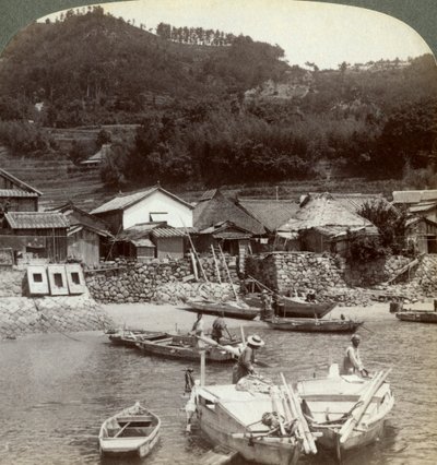 Pueblo pesquero de Obatake en el Mar Interior, mirando al norte hacia los campos de arroz en terrazas, Japón, 1904 de Underwood and Underwood