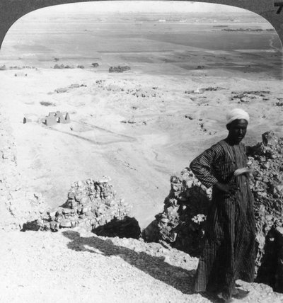 Desde los altos acantilados de Der-el-Bahri a través de la llanura hasta Luxor, Tebas, Egipto, 1905 de Underwood and Underwood