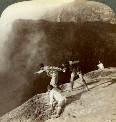 Mirando a través de vapores sulfurosos en las profundidades del cráter, Aso-San, Japón, 1904 de Underwood and Underwood