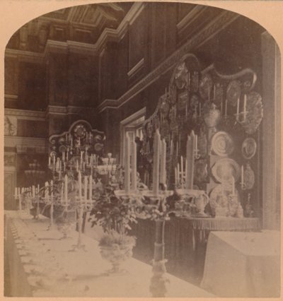Plato de oro usado por la Familia Real, Sala de Cena, Castillo de Windsor, Inglaterra, 1900 de Underwood and Underwood