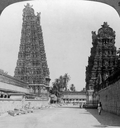 Gopuram, Templo Hindú Sri Meenakshi, Madurai, Tamil Nadu, India, c. 1900s de Underwood and Underwood