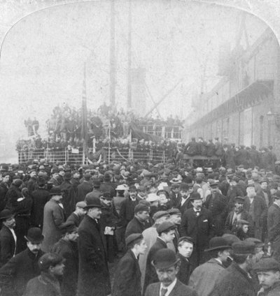Gordon Highlanders embarcando para Sudáfrica, Liverpool, Lancashire, 1899 de Underwood and Underwood