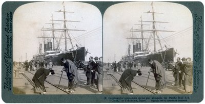 Saludo a los recién llegados en el muelle junto al SS China del Correo del Pacífico, Yokohama, Japón, 1904 de Underwood and Underwood