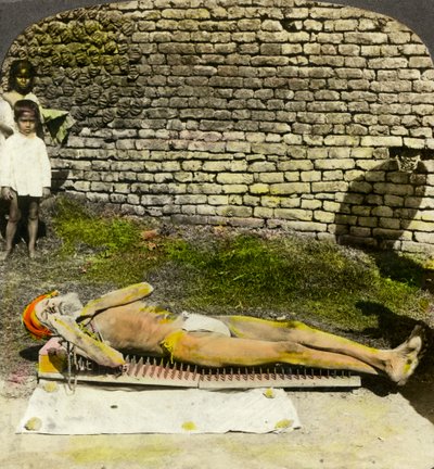 Devoto hindú en una cama de clavos cerca del santuario de Kali, Calcuta, India, principios del siglo XX de Underwood and Underwood