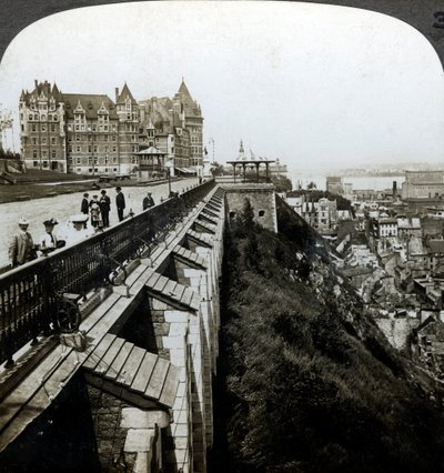 Hotel Chateau Frontenac y Terraza Dufferin, Quebec, Canadá de Underwood and Underwood