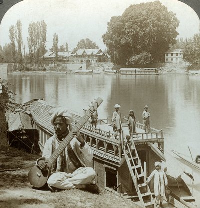 Fiesta en casa flotante, río Jhelum, Cachemira, India, c. 1900s de Underwood and Underwood