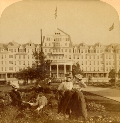 En los hermosos jardines del Hotel Frontenac, Isla Redonda, Mil Islas, 1900 de Underwood and Underwood