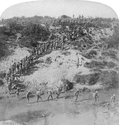 Infantería cruzando el río Vet durante el avance de Lord Roberts hacia Pretoria, Sudáfrica, 1901 de Underwood and Underwood