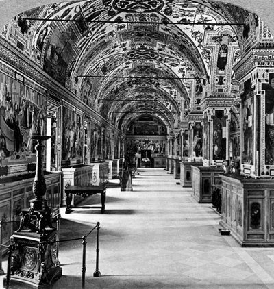 Interior de la Biblioteca Vaticana, Roma, Italia de Underwood and Underwood