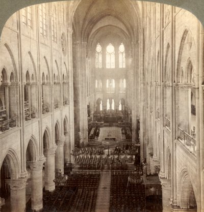Interior de la gran catedral de Notre Dame, París, Francia, 1900 de Underwood and Underwood