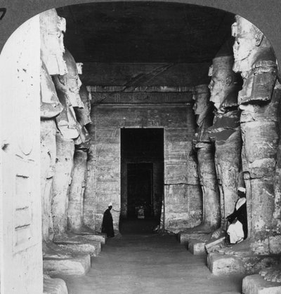 Interior del templo excavado en la roca de Abu Simbel, Egipto, 1905 de Underwood and Underwood