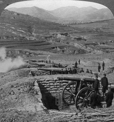 Baterías japonesas disparando a los fuertes rusos, Sitio de Port Arthur, Guerra Ruso-Japonesa, 1904-1905 de Underwood and Underwood