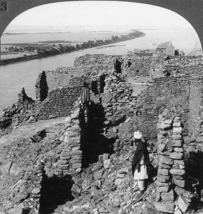 Kasr Qasr Ibrim y una vista del Nilo en Nubia, Egipto, 1905 de Underwood and Underwood