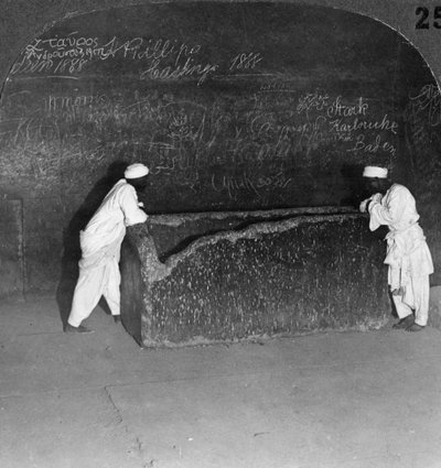 Sarcófago de Keops, roto por ladrones, en la Gran Pirámide, Egipto, 1905 de Underwood and Underwood