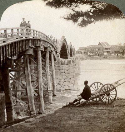 Puente Kintai sobre el Río Nishiki en Iwakuni, mirando al norte, Japón, 1904 de Underwood and Underwood