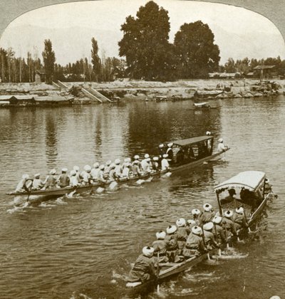 Lady Curzon viajando en la barcaza estatal del Maharajá, Cachemira, India, c1900s de Underwood and Underwood