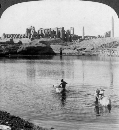 Mirando a través del Lago Sagrado hacia el gran templo de Karnak, Tebas, Egipto, 1905 de Underwood and Underwood