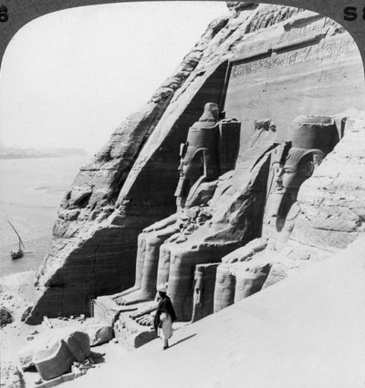 Vista del río frente al templo de Abu Simbel, Egipto, 1905 de Underwood and Underwood
