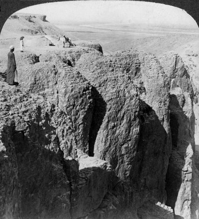 Mirando hacia el Nilo desde los acantilados occidentales de Tebas, Egipto, 1905 de Underwood and Underwood