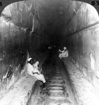 Mirando hacia abajo el pasaje principal al sepulcro de Khufu dentro de la Gran Pirámide, Egipto, 1905 de Underwood and Underwood