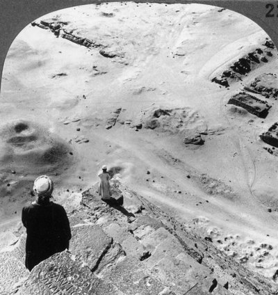Mirando hacia abajo la esquina suroeste de la Gran Pirámide, Egipto, 1905 de Underwood and Underwood