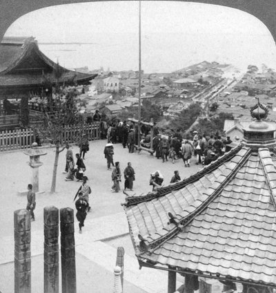 Mirando al este desde el templo Mildera sobre Otsu y el lago Biwa, Japón, 1904 de Underwood and Underwood