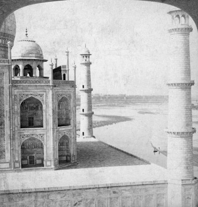 Mirando al noroeste desde el Taj Mahal hacia el río Jumna hasta Agra, India, 1903 de Underwood and Underwood