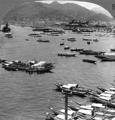Vista al norte sobre los barcos en el puerto de Nagasaki, Japón, 1904 de Underwood and Underwood