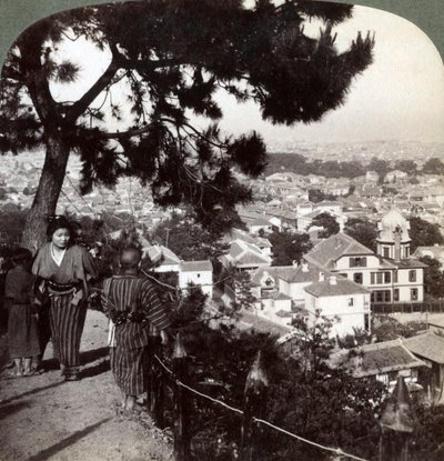 Mirando hacia el sureste desde las alturas coronadas de pinos de Suwa-yama sobre Kobe, Japón, 1904 de Underwood and Underwood