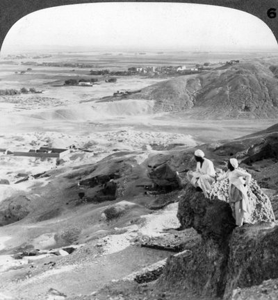 Mirando al sur sobre la llanura tebana y los templos de Medinet Habu, Egipto, 1905 de Underwood and Underwood