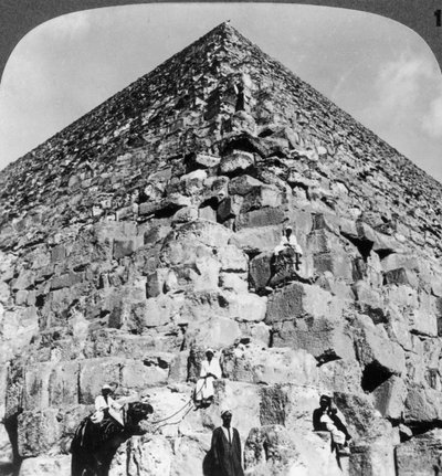Mirando hacia la esquina noreste de la Gran Pirámide, Egipto, 1905 de Underwood and Underwood