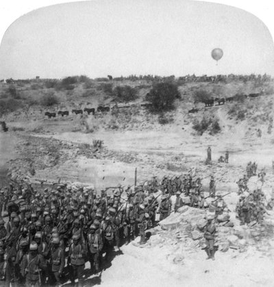 Infantería de Lord Roberts cruzando el río Zand, Sudáfrica, 1900 de Underwood and Underwood