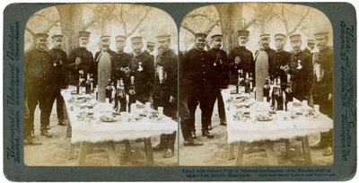 Almuerzo con el General Nogi en el cuartel general japonés, Port Arthur, Manchuria, 1904 de Underwood and Underwood