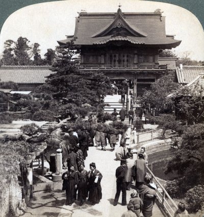 Puerta principal del Templo Kameido, Tokio, Japón, 1904 de Underwood and Underwood