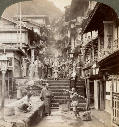 Calle principal en el empinado lado del Monte Haruna en un famoso pueblo de aguas termales, Ikao, Japón de Underwood and Underwood
