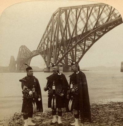 Hombres con vestimenta de las Tierras Altas frente al Puente Forth, Escocia de Underwood and Underwood