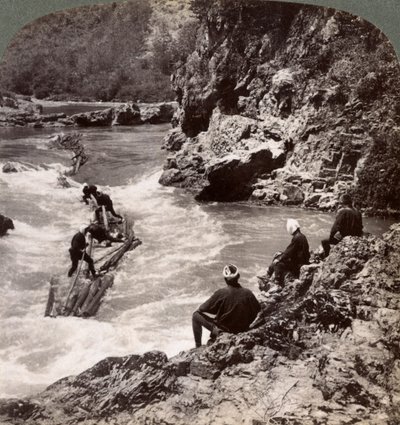 Hombres en una balsa de troncos, disparando los rápidos de Hozu en el río Katsura, Kioto, Japón, 1904 de Underwood and Underwood
