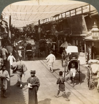 Tráfico de verano bajo los toldos de Shijo Bashidori, una concurrida avenida de Kioto, Japón, 1904 de Underwood and Underwood
