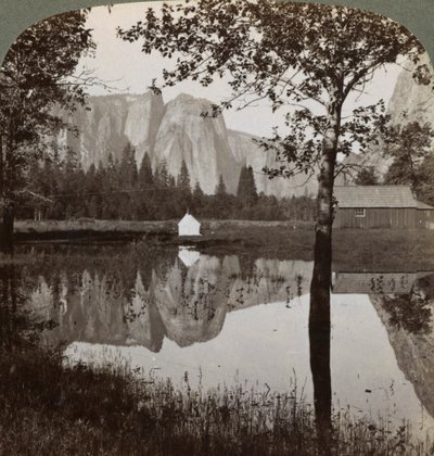 Vista del espejo de Cathedral Rocks, Valle de Yosemite, California, EE.UU., 1902 de Underwood and Underwood