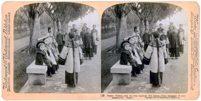 Niños de la misión, con una niña americana, Cantón, China, 1900 de Underwood and Underwood