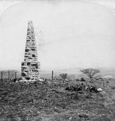 Monumento a los 27 Inniskillings, Harts Hill, cerca de Colenso, Natal, Sudáfrica, Guerra de los Bóeres, 1901 de Underwood and Underwood