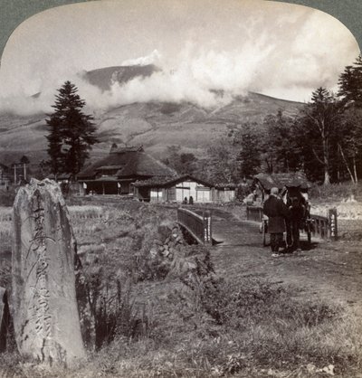 Monte Asama Asamayama, el volcán activo más grande de Japón, al noroeste de Katsukake, 1904 de Underwood and Underwood