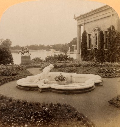 Fuente de Narciso en la Isla Emperatriz, Parque de los Colonos, Terrenos del Palacio de Peterhof, Rusia, 1898 de Underwood and Underwood