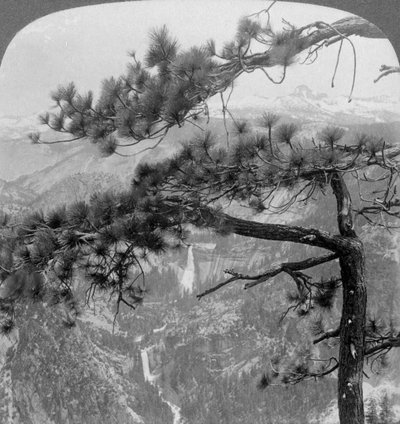 Nevada Falls, Vernal Falls y Liberty Cap, Valle de Yosemite, California, EE.UU. de Underwood and Underwood