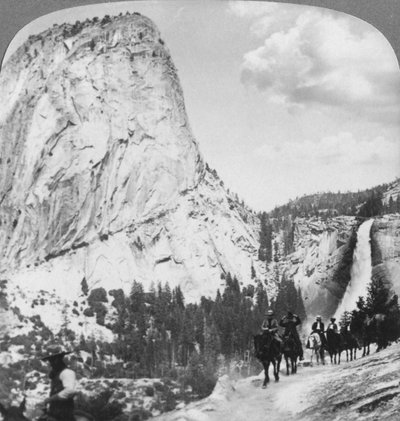 Cascadas Nevada y Liberty Cap desde un sendero, Valle de Yosemite, California, EE.UU., 1902 de Underwood and Underwood