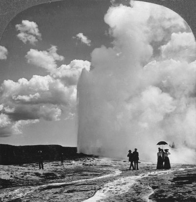 Géiser Old Faithful, Parque Nacional Yellowstone, EE.UU., principios del siglo XIX de Underwood and Underwood