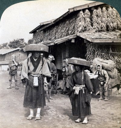 Peregrinos mendigos tocando pequeños gongs, cerca del Lago Kawaguchi, Japón de Underwood and Underwood